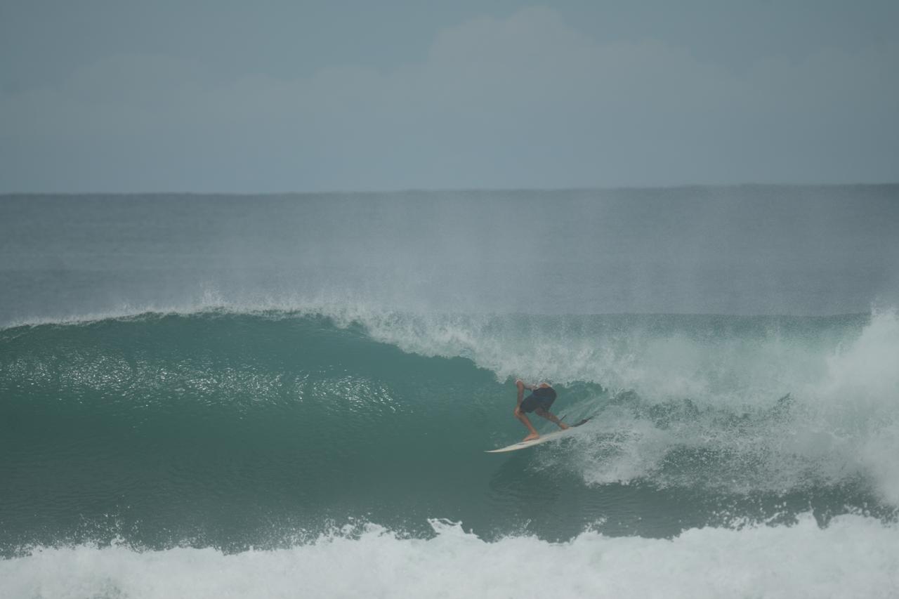 Surfista en un tubo perfecto en Happy Monkey Surf